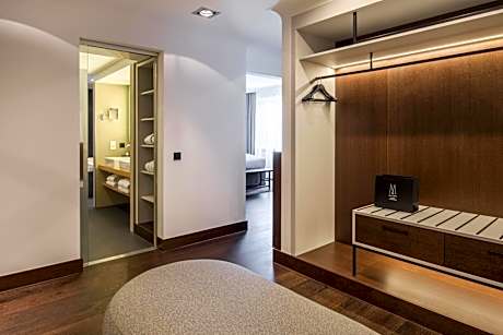 Suite Le Louise with Garden and City View