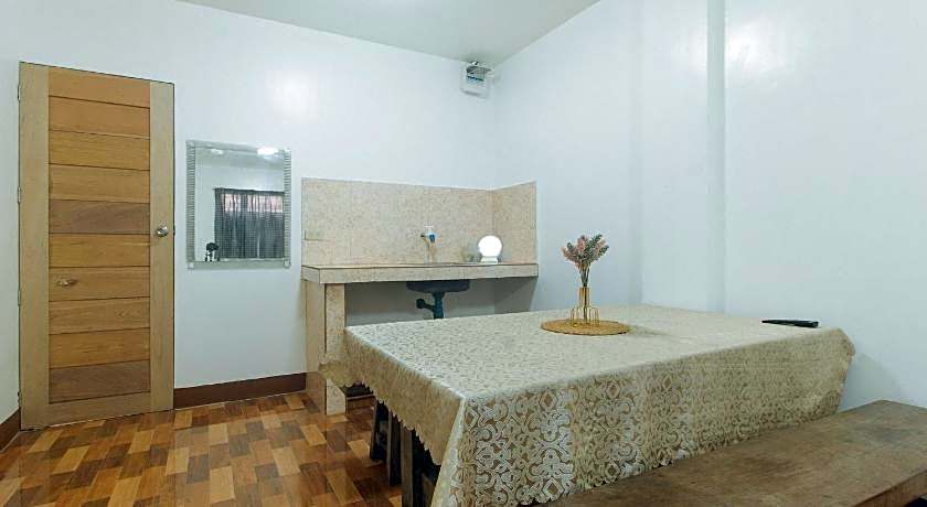 RedDoorz @ Joel's Apartelle