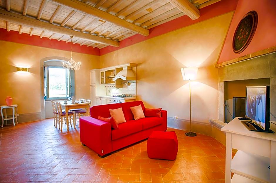 Farmhouse with swimming pool surrounded by greenery just 20 minutes from Arezzo