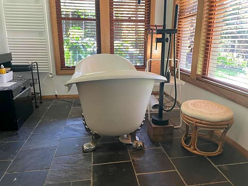 Tomah Retreat - Studio CHILL with fireplace and clawfoot bath