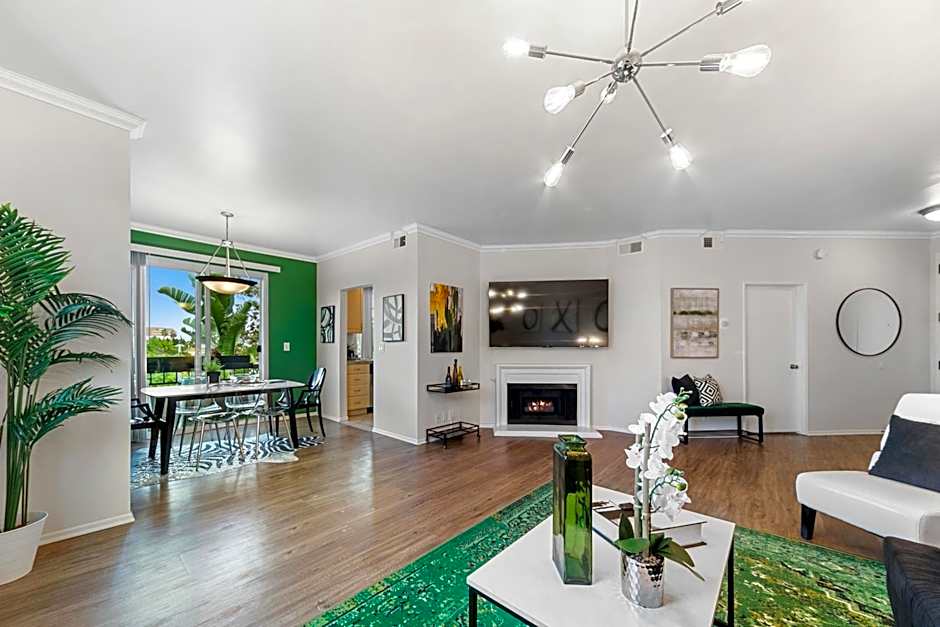 Beverly Hills Glamour Oasis 2 BR Apt with Parking 304