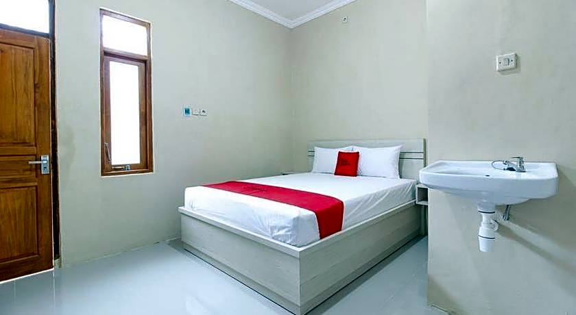 RedDoorz near Balekambang City Park