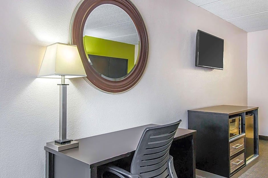 Quality Inn Hinesville - Fort Stewart Area, Kitchenette Rooms - Pool - Guest Laundry