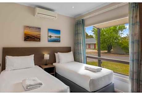 Standard 2 Bedroom Unit (1 Queen 2 Single)