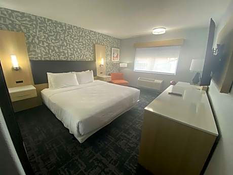 King Room with Roll-In Shower - Disability Access/Non-Smoking