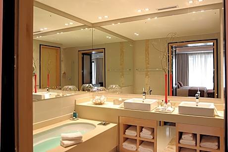 No5 Boutique Art Hotel by Mantis