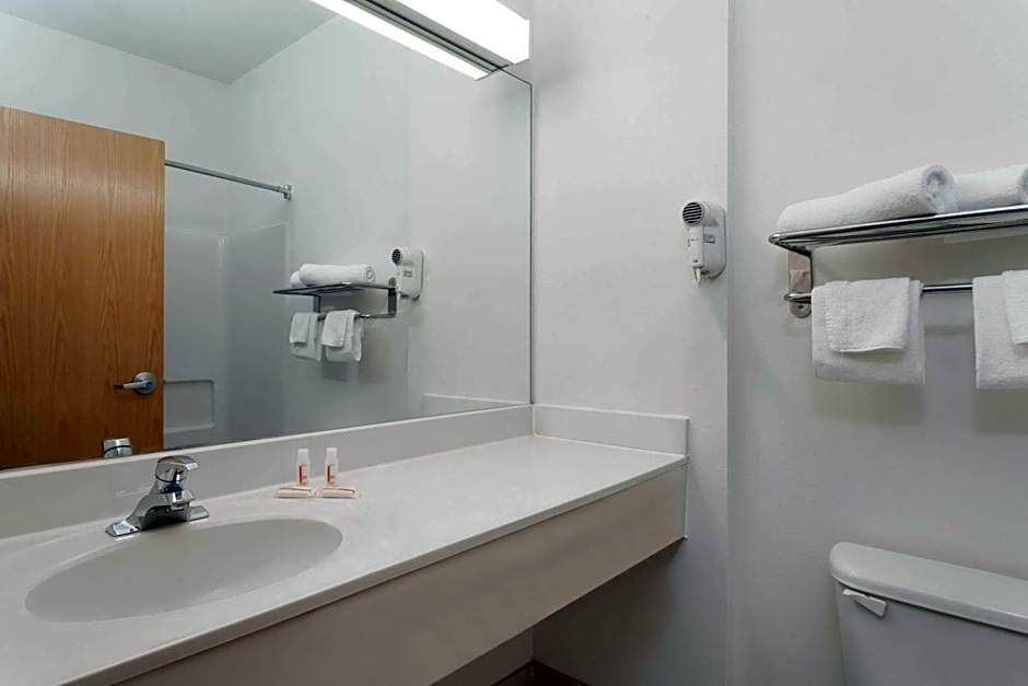 Days Inn & Suites by Wyndham Cambridge