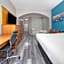 La Quinta Inn & Suites by Wyndham Alvarado