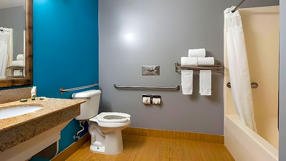 Clarion Pointe Evansville North