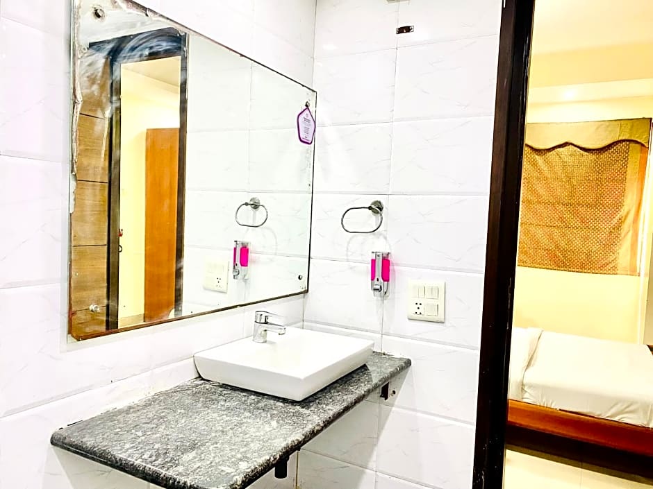 Qotel Noida 51 couple Friendly 