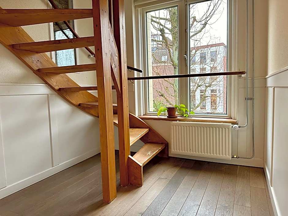 Long John's Pub & Hotel