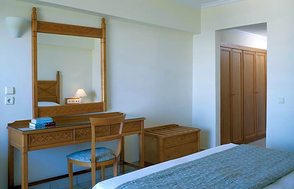 Mitsis Petit Palais Beach Hotel