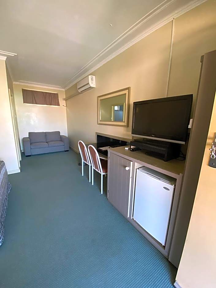 Bucketts Way Motel and Restaurant