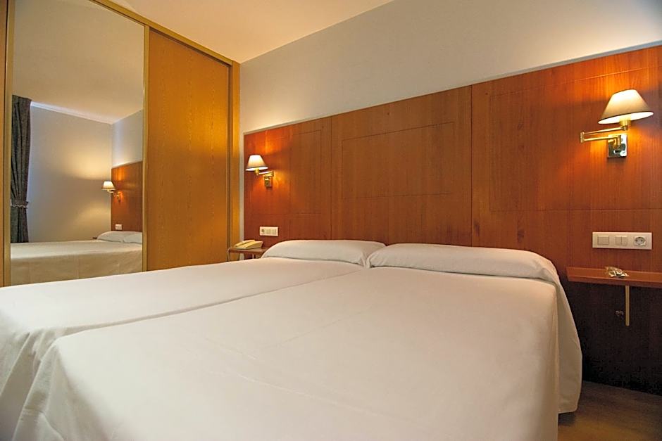 Zdjęcie 1 z 17 — Economy 1 Double Bed or 2 Beds