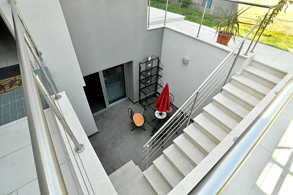 Art House Quartu - Margine Rosso