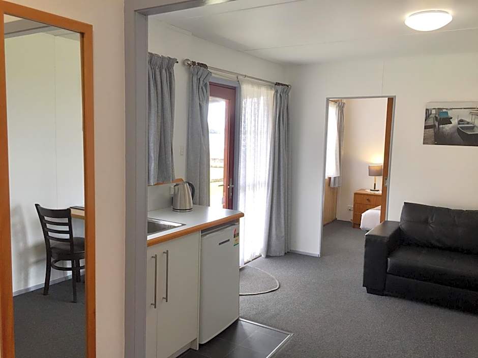 Regatta Point Tavern & Holiday Villas