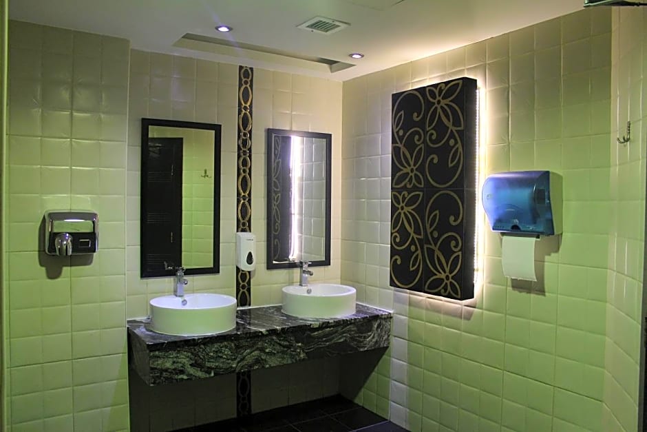 Al Fanar Palace Hotel and Suites