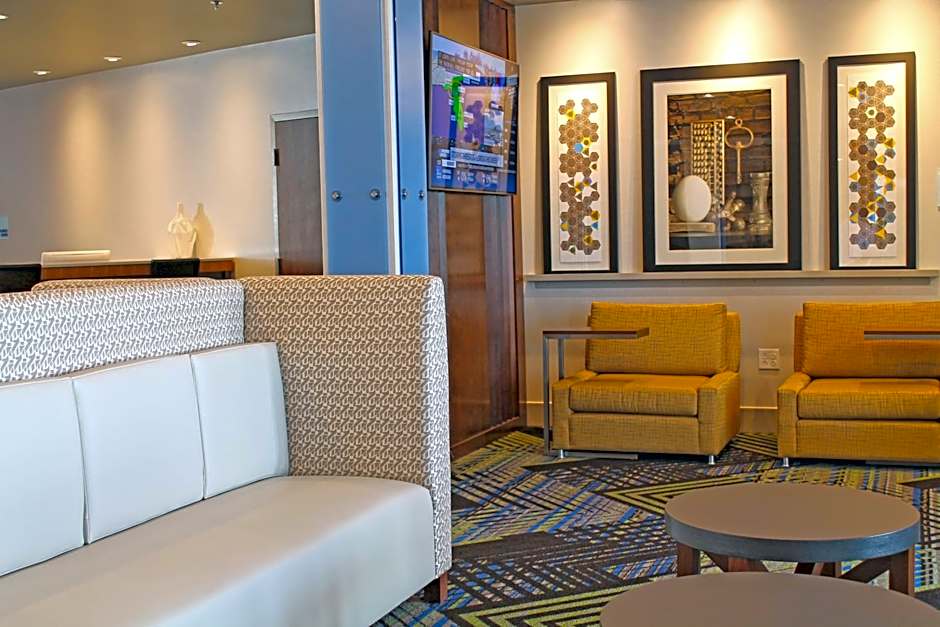Holiday Inn Express & Suites St. Louise South I-55 By IHG