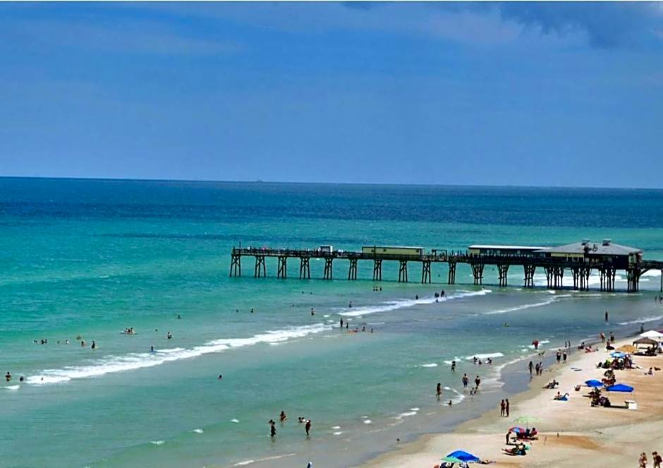 Beach Oasis 704 Lovely Daytona ocean front for 5 sleeps up to 12