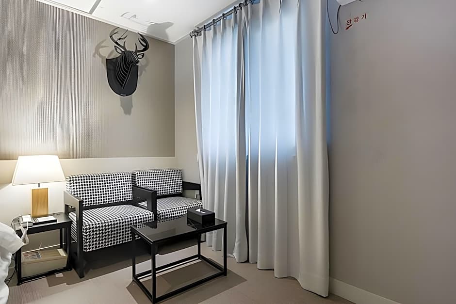 Almond Hotel Gupo Station