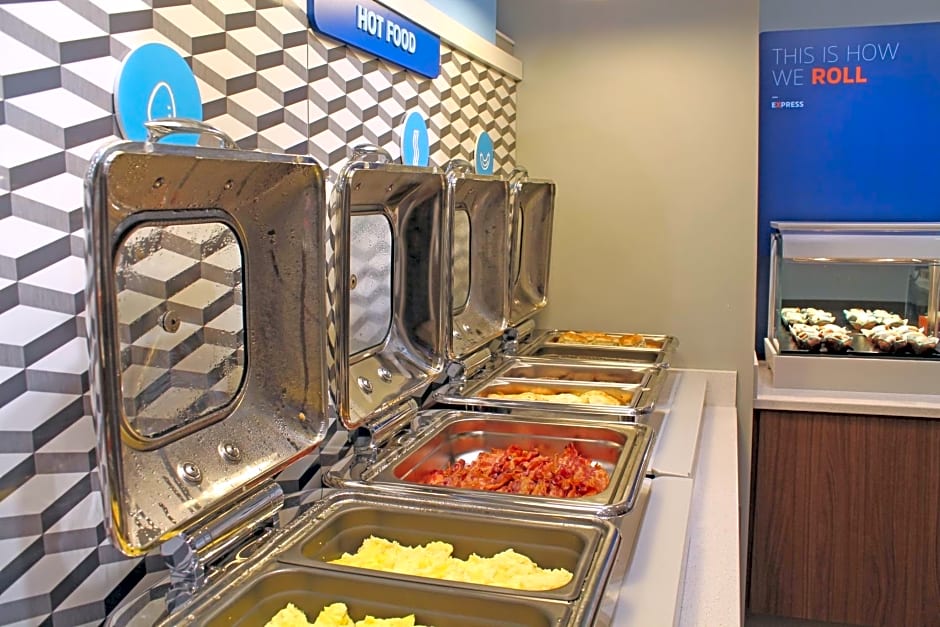 Holiday Inn Express & Suites St. Louise South I-55 By IHG