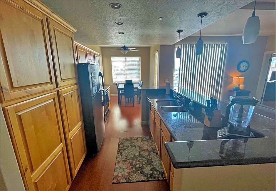 Deluxe Downtown Condo Close to Everything!