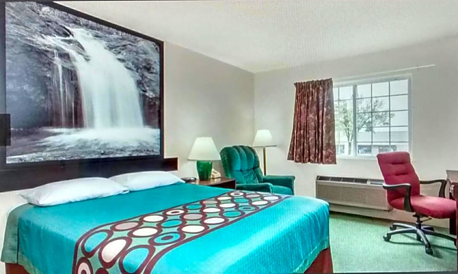 Super 8 by Wyndham Reedsburg