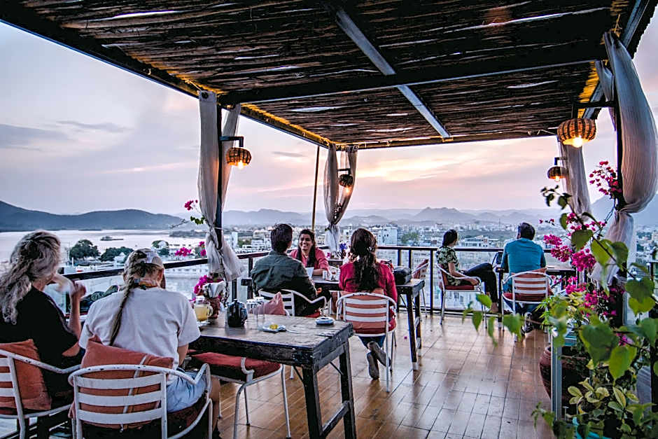 Hotel Udai Niwas - By The Lake