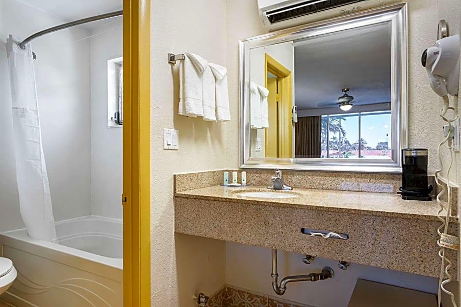 Quality Inn & Suites Airport - Cruise Port Hollywood
