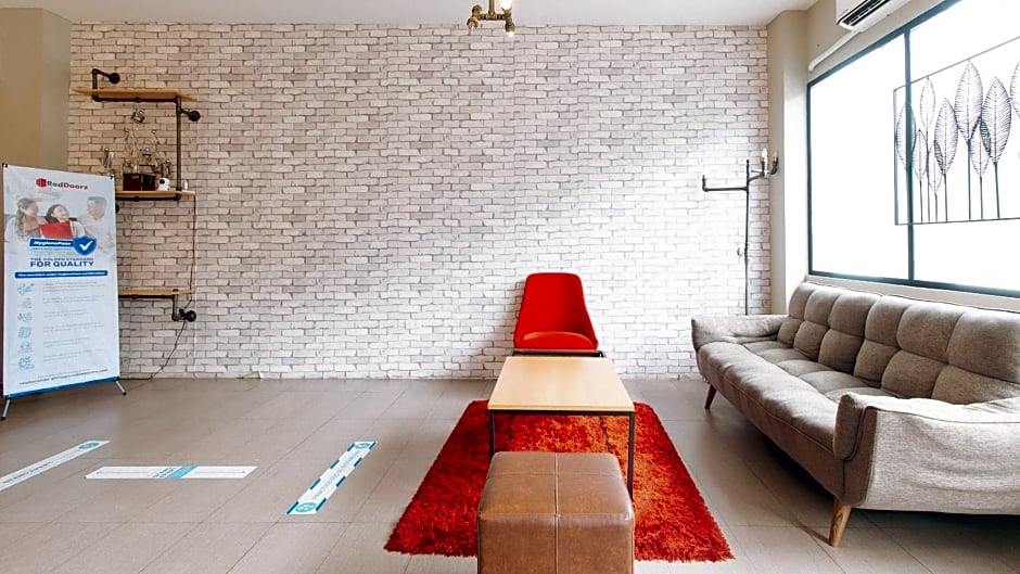 RedDoorz Plus near Osmena Highway 2