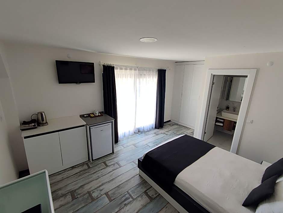 WB WEEKEND HOTEL AND SUITES