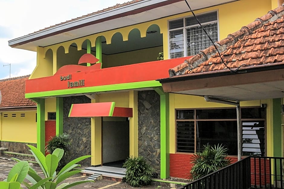Spot On 1708 Hotel Budi Famili 1