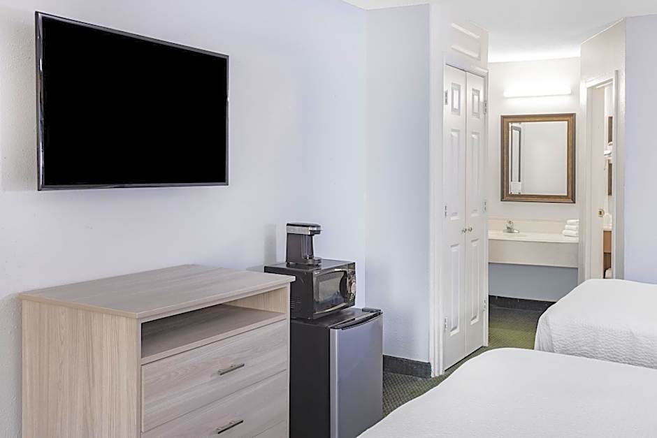 Days Inn & Suites by Wyndham Williamsburg Colonial