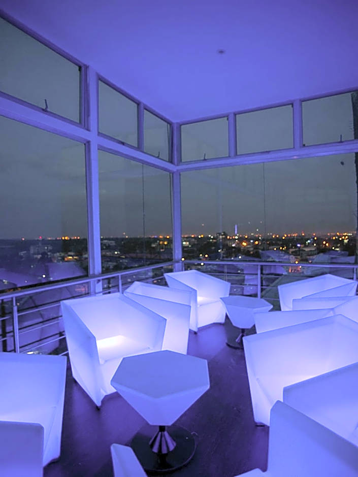 Cloud Hotel & Suites