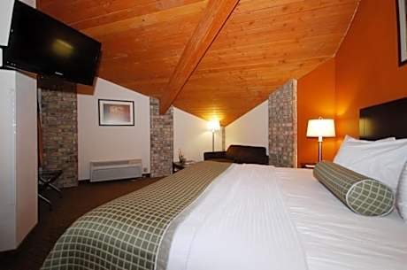 King Studio Suite with Pool View - Non-Smoking