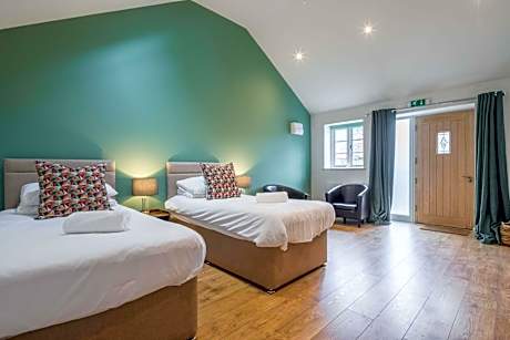 TWIN Deluxe Disabled Access and Wet Room with Courtyard View - Newton