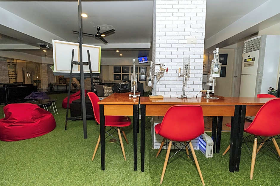 Spaces by Eco Hotels by RedDoorz – Makati, NY