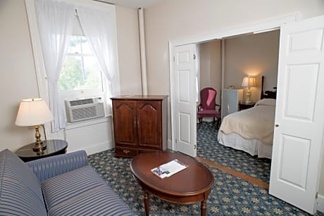 Suite Main Inn with King Bed