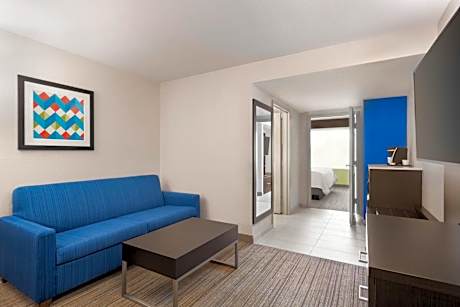 King Suite - Non-Smoking