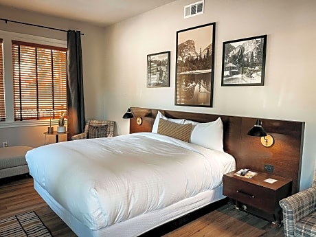 1 King Bed Deluxe Room Non-Smoking