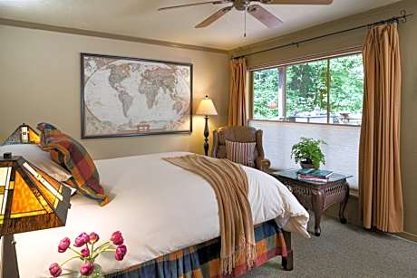 Standard Queen Room with Two Queen Beds (Damselfy)