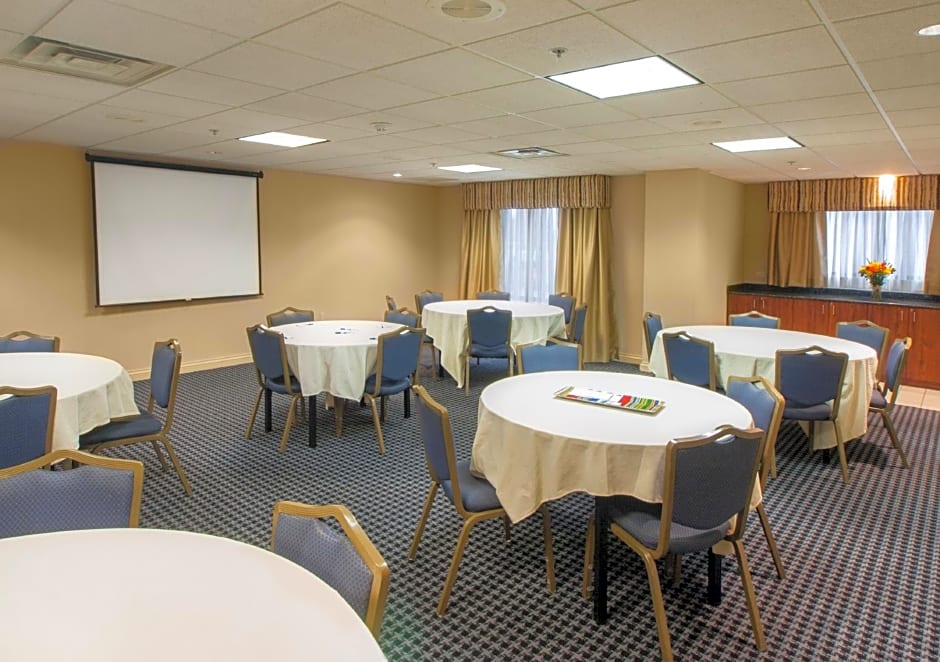 Holiday Inn Express & Suites Buffalo Airport