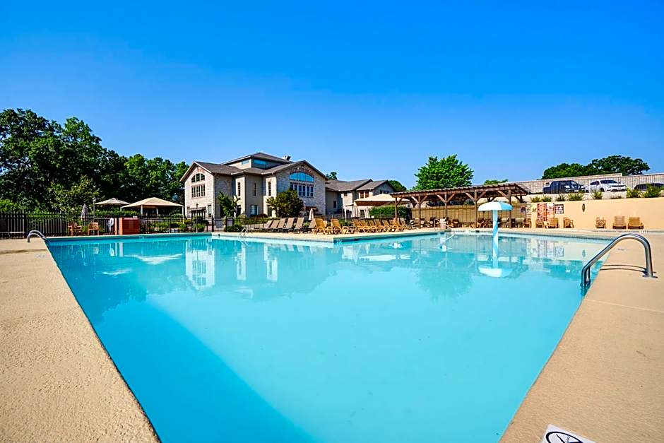 Elegant Lakeside Retreat in Branson