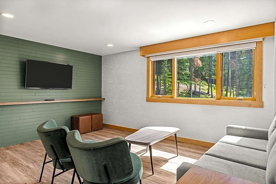 Hotel Canoe and Suites