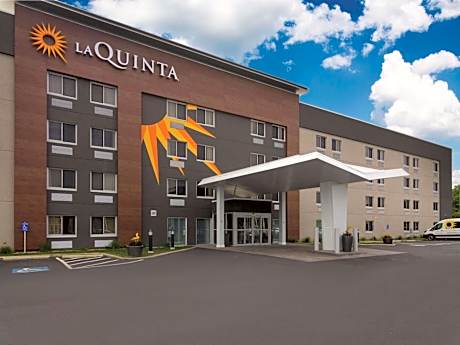 La Quinta Inn & Suites by Wyndham Cleveland - Airport North