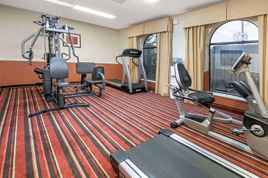 Days Inn & Suites by Wyndham Winnie