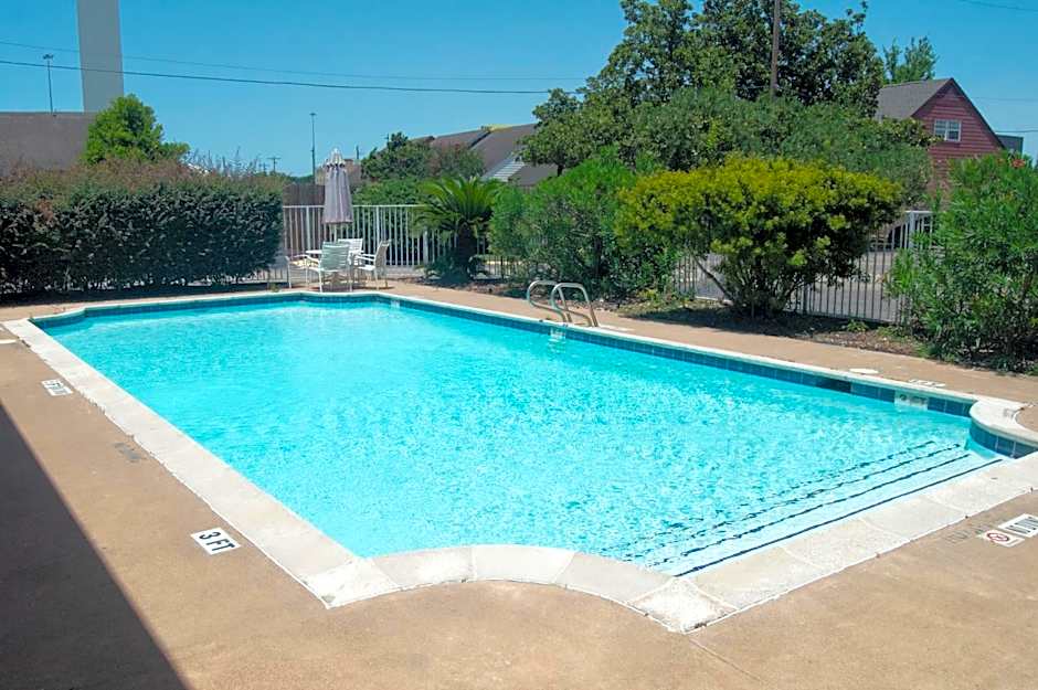 Photo 1 of 14 of America's Inn Houston