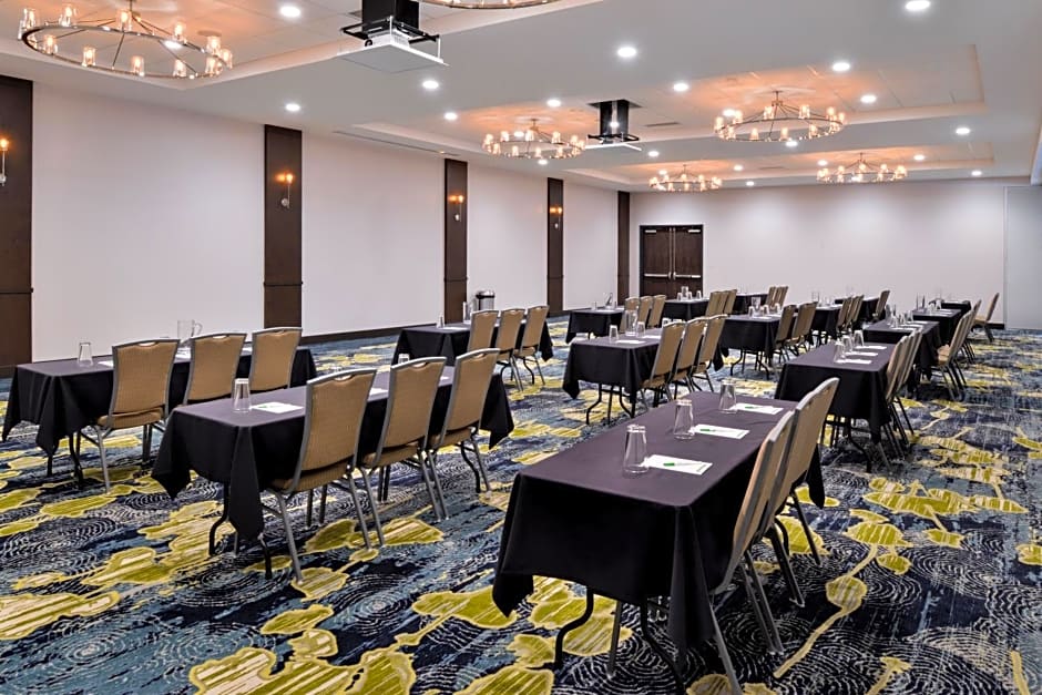 Holiday Inn & Suites Farmington Hills - Detroit NW, an IHG Hotel By IHG