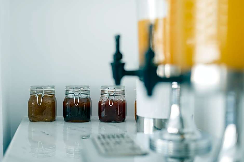 MAR n MAR CROWN HOTEL-SUITES