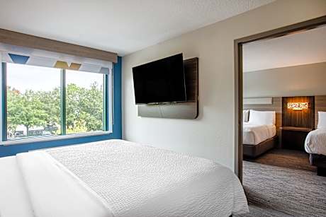 1 King 2 Queen Suite
